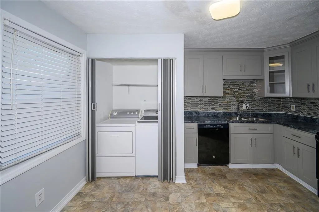 390 N River Parkway Unit E, Sandy Springs, Georgia 30350, 3 Bedrooms Bedrooms, ,2 BathroomsBathrooms,Residential,Sold,390 N River Parkway Unit E,7174803