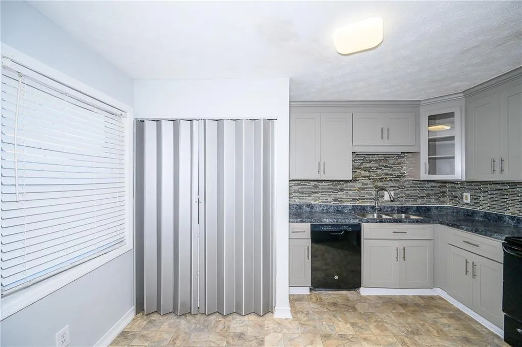 390 N River Parkway Unit E, Sandy Springs, Georgia 30350, 3 Bedrooms Bedrooms, ,2 BathroomsBathrooms,Residential,Sold,390 N River Parkway Unit E,7174803