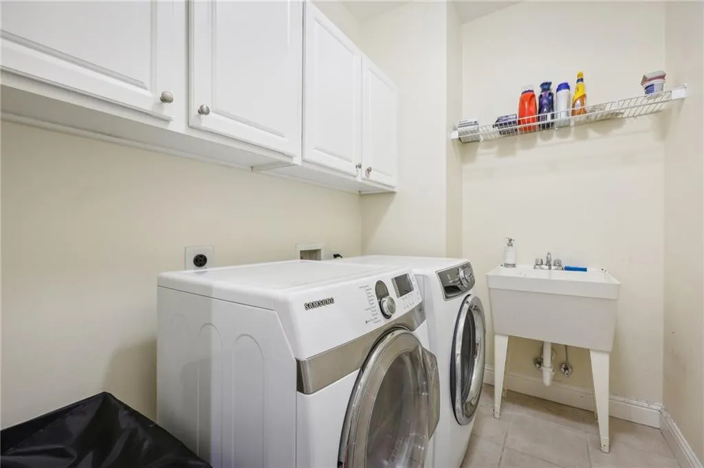 3127 Lenox Road Ne Unit 6, Atlanta, Georgia 30324, 4 Bedrooms Bedrooms, ,3 BathroomsBathrooms,Residential,For Sale,3127 Lenox Road Ne Unit 6,7707137