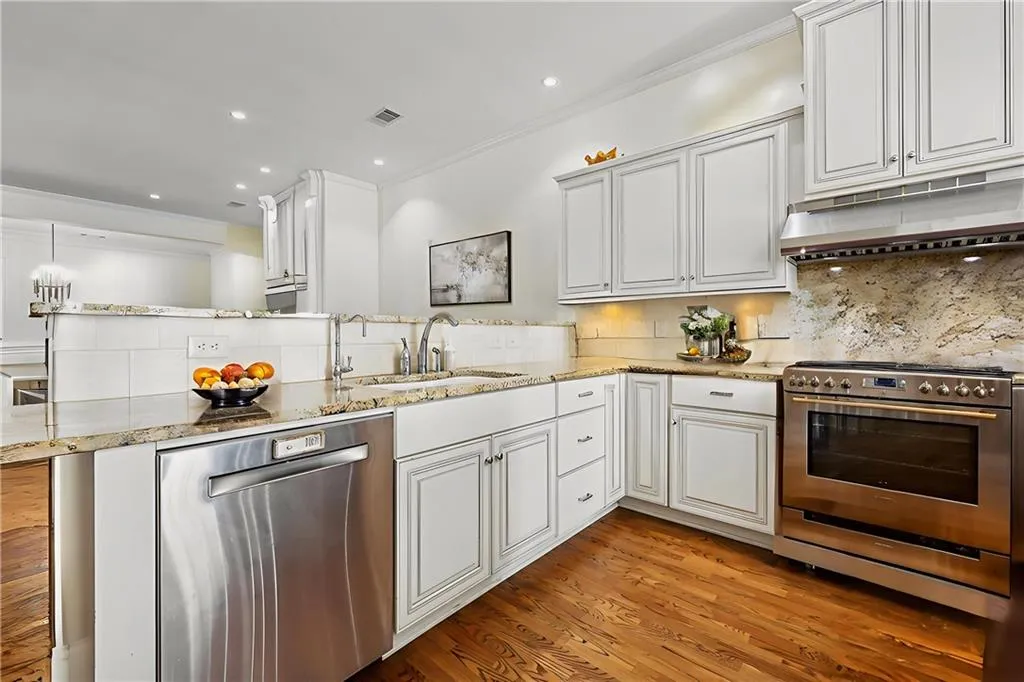 3127 Lenox Road Ne Unit 6, Atlanta, Georgia 30324, 4 Bedrooms Bedrooms, ,3 BathroomsBathrooms,Residential,For Sale,3127 Lenox Road Ne Unit 6,7707137