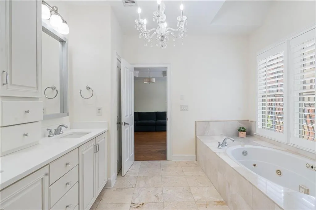 3127 Lenox Road Ne Unit 6, Atlanta, Georgia 30324, 4 Bedrooms Bedrooms, ,3 BathroomsBathrooms,Residential,For Sale,3127 Lenox Road Ne Unit 6,7707137