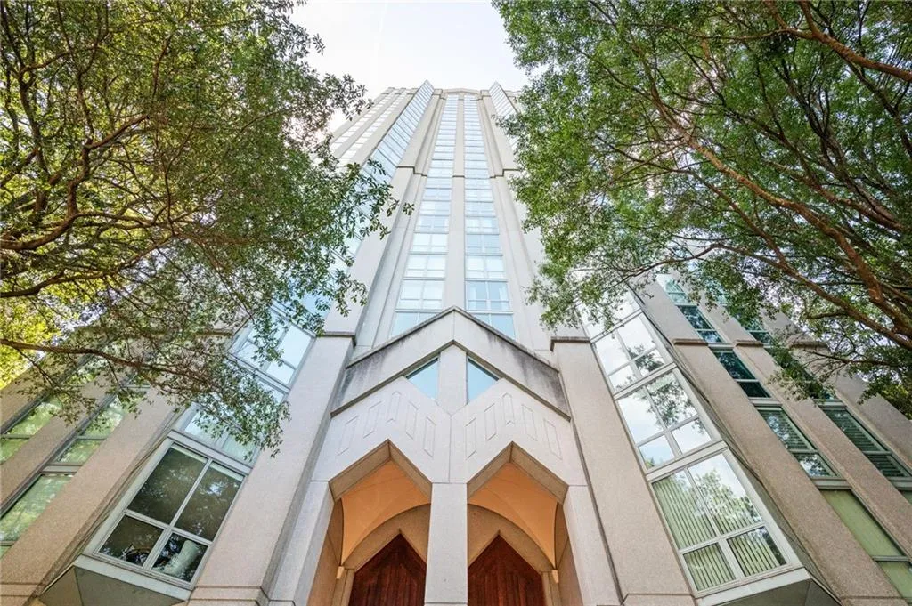 STUNNING ARCHITECTURAL CONSTRUCTION