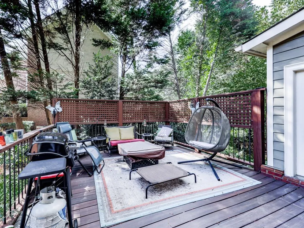 7155 Roswell Road Unit 2, Sandy Springs, Georgia 30328, 3 Bedrooms Bedrooms, ,3 BathroomsBathrooms,Residential,Sold,7155 Roswell Road Unit 2,6957636