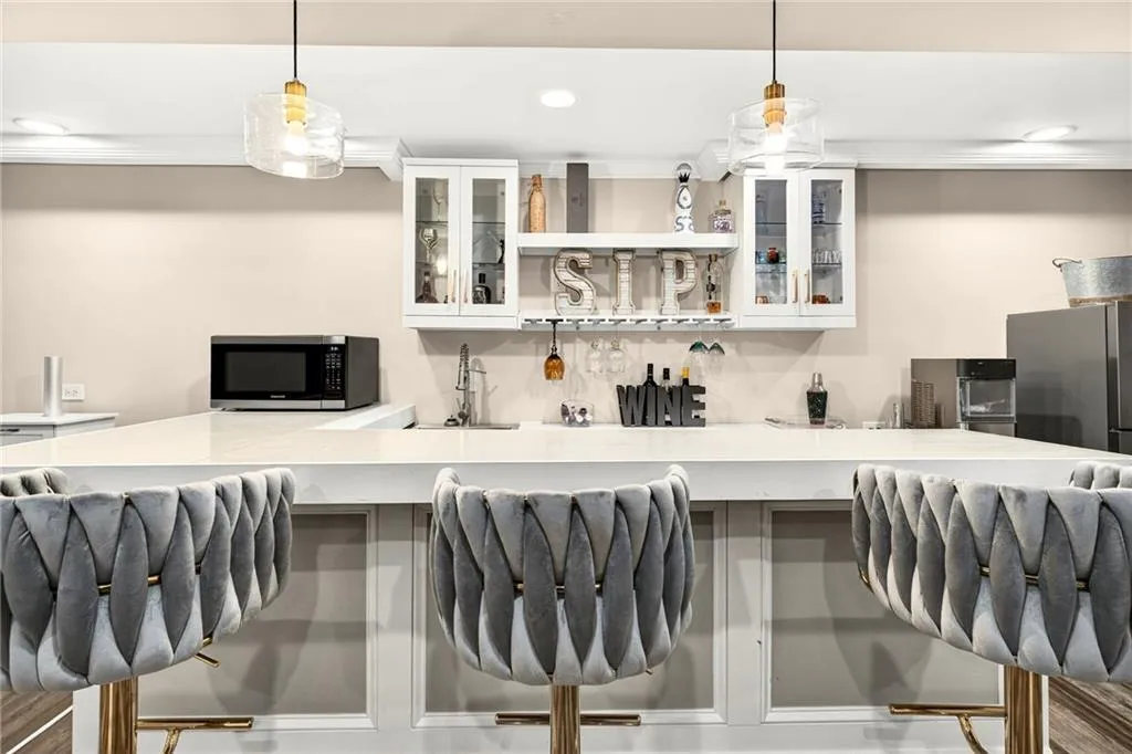 Built-in wet bar