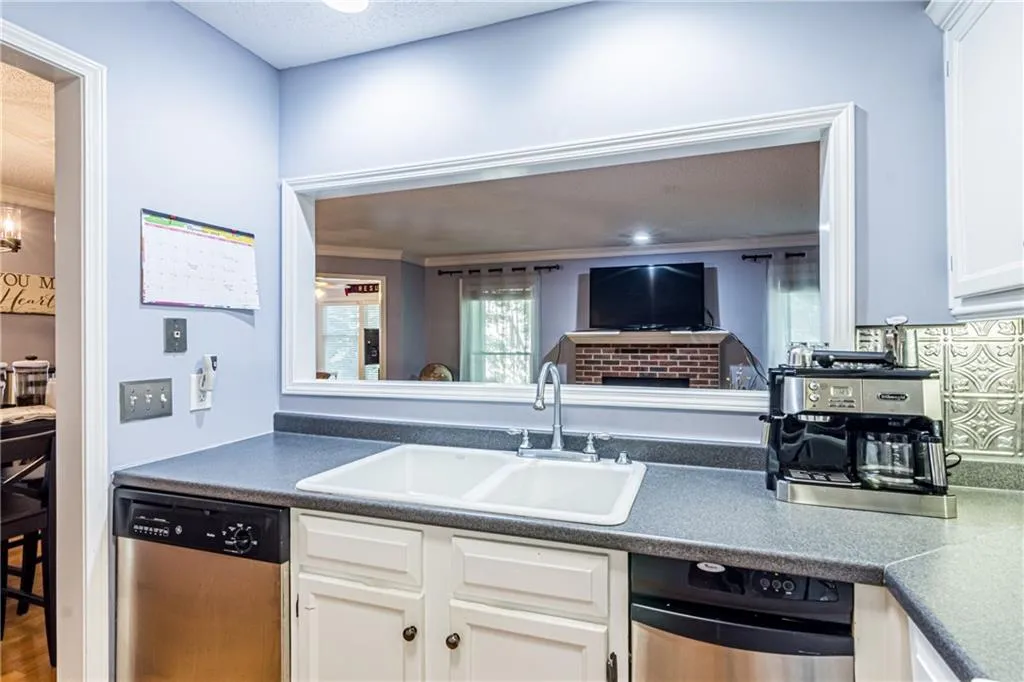 703 Hollyfax Circle, Sandy Springs, Georgia 30328, 1 Bedroom Bedrooms, ,1 BathroomBathrooms,Residential,Sold,703 Hollyfax Circle,6612703