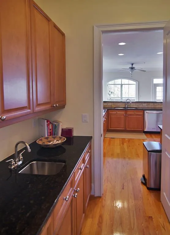 5412 Glenridge Cove Unit 101, Atlanta, Georgia 30342, 3 Bedrooms Bedrooms, ,3 BathroomsBathrooms,Residential,Sold,5412 Glenridge Cove Unit 101,5634310