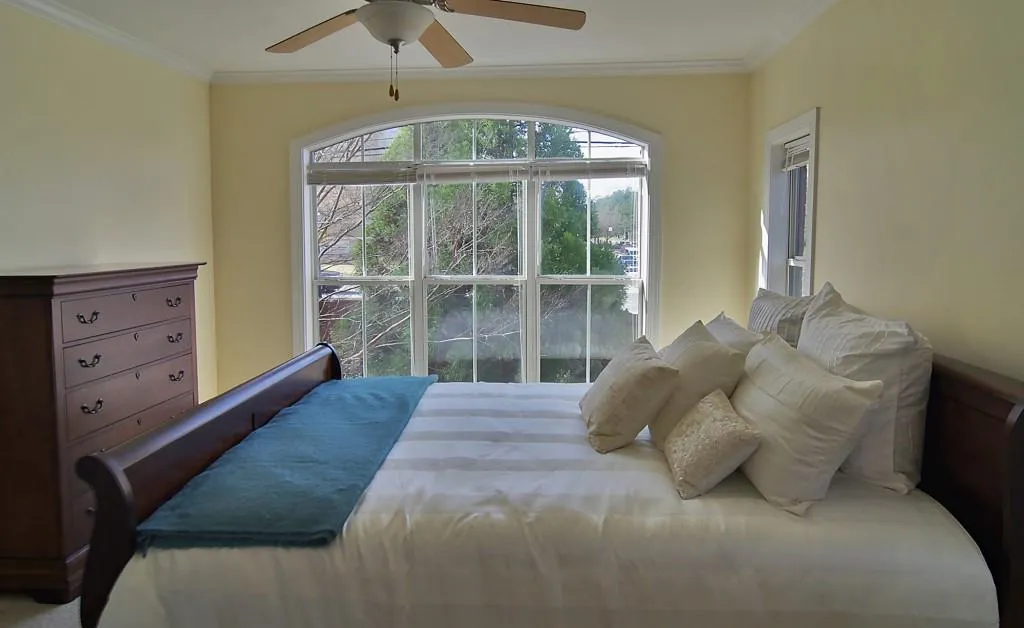 5412 Glenridge Cove Unit 101, Atlanta, Georgia 30342, 3 Bedrooms Bedrooms, ,3 BathroomsBathrooms,Residential,Sold,5412 Glenridge Cove Unit 101,5634310