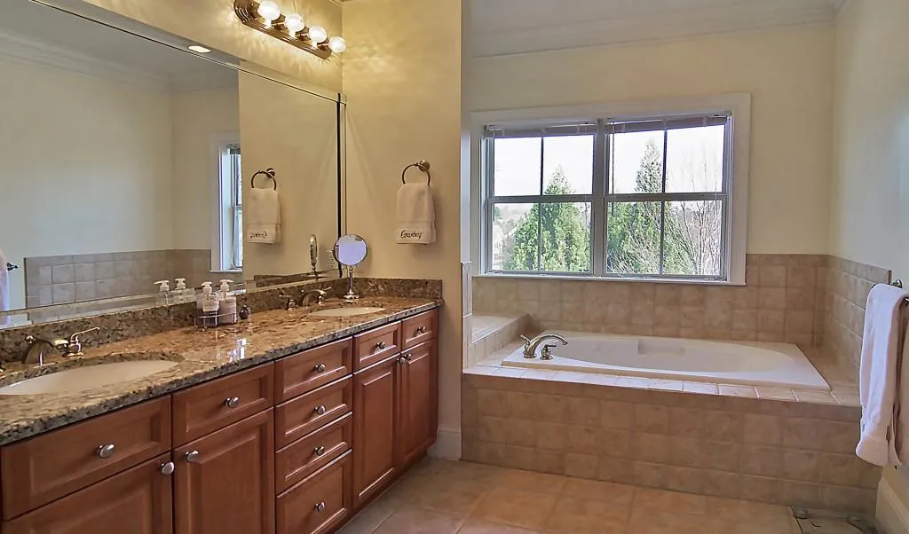 5412 Glenridge Cove Unit 101, Atlanta, Georgia 30342, 3 Bedrooms Bedrooms, ,3 BathroomsBathrooms,Residential,Sold,5412 Glenridge Cove Unit 101,5634310