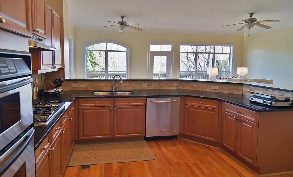 5412 Glenridge Cove Unit 101, Atlanta, Georgia 30342, 3 Bedrooms Bedrooms, ,3 BathroomsBathrooms,Residential,Sold,5412 Glenridge Cove Unit 101,5634310