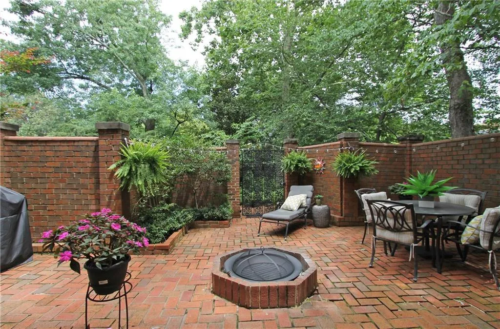 425 Jefferson Circle Unit 425, Sandy Springs, Georgia 30328, 3 Bedrooms Bedrooms, ,2 BathroomsBathrooms,Residential,Sold,425 Jefferson Circle Unit 425,5868920