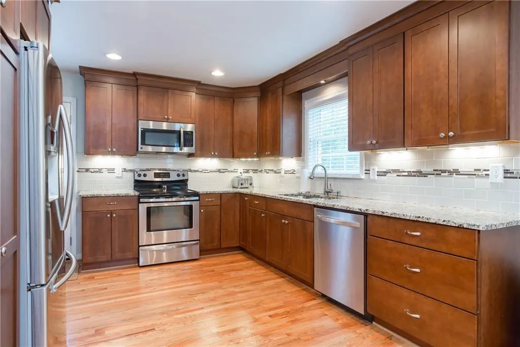 545 Valley Lane, Atlanta, Georgia 30328, 3 Bedrooms Bedrooms, ,2 BathroomsBathrooms,Residential,Sold,545 Valley Lane,6113551