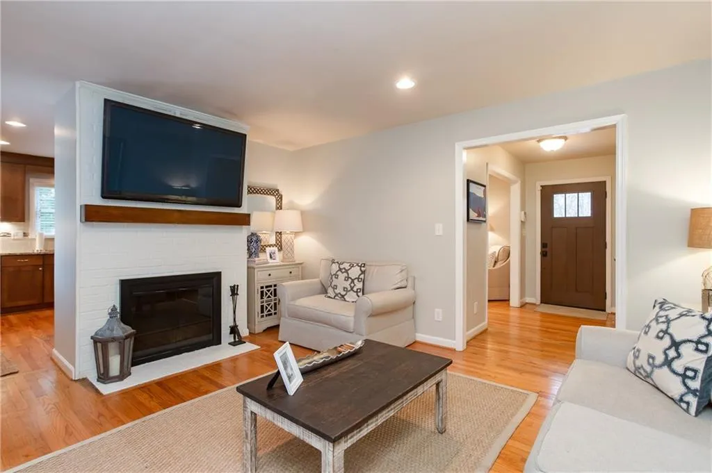 545 Valley Lane, Atlanta, Georgia 30328, 3 Bedrooms Bedrooms, ,2 BathroomsBathrooms,Residential,Sold,545 Valley Lane,6113551