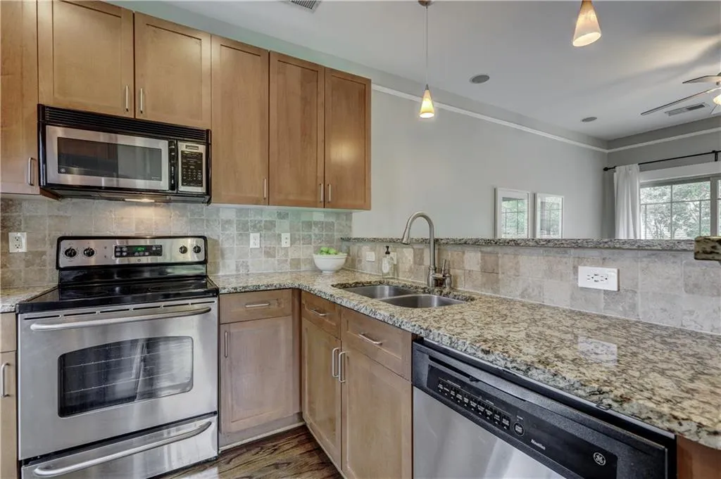 220 Semel Circle Nw Unit 132, Atlanta, Georgia 30309, 2 Bedrooms Bedrooms, ,2 BathroomsBathrooms,Residential,Sold,220 Semel Circle Nw Unit 132,6080525