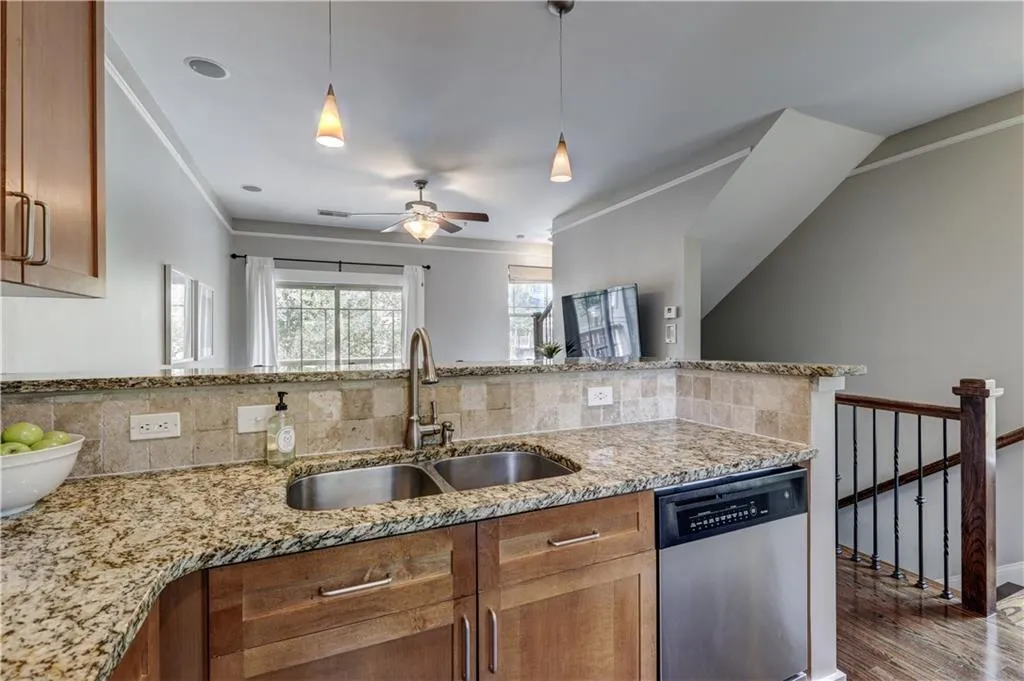 220 Semel Circle Nw Unit 132, Atlanta, Georgia 30309, 2 Bedrooms Bedrooms, ,2 BathroomsBathrooms,Residential,Sold,220 Semel Circle Nw Unit 132,6080525