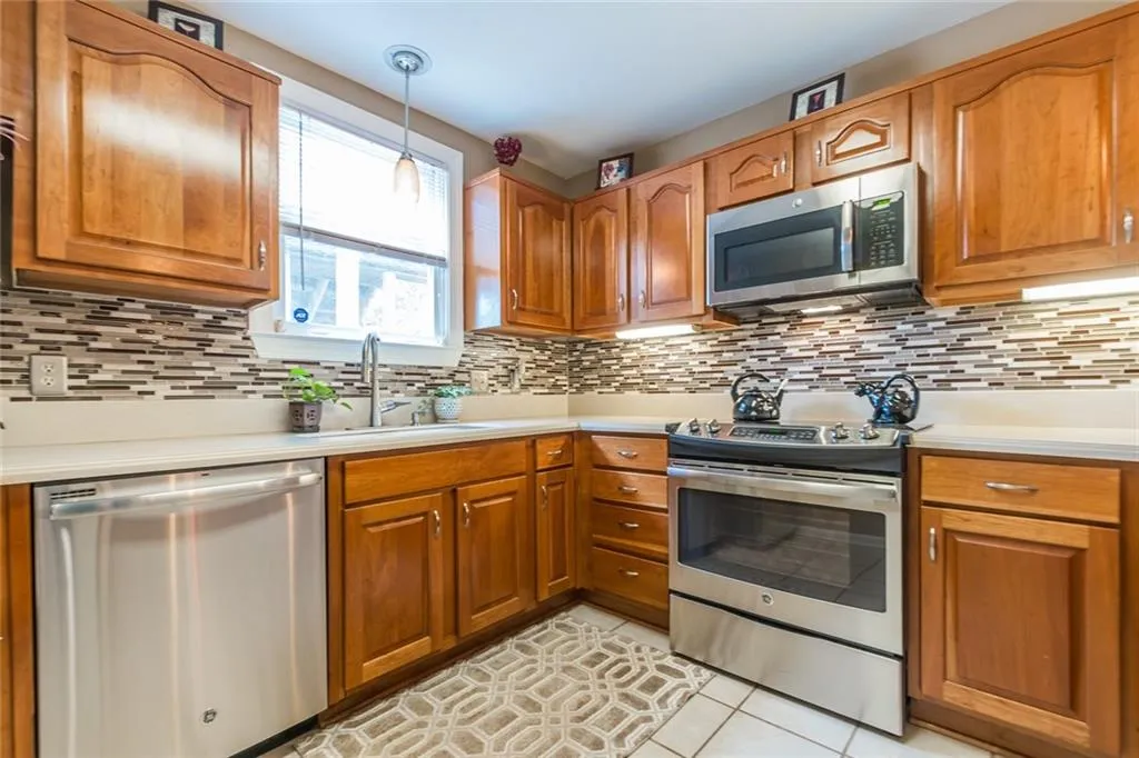 909 Hollyfax Circle, Sandy Springs, Georgia 30328, 2 Bedrooms Bedrooms, ,2 BathroomsBathrooms,Residential,Sold,909 Hollyfax Circle,6561440
