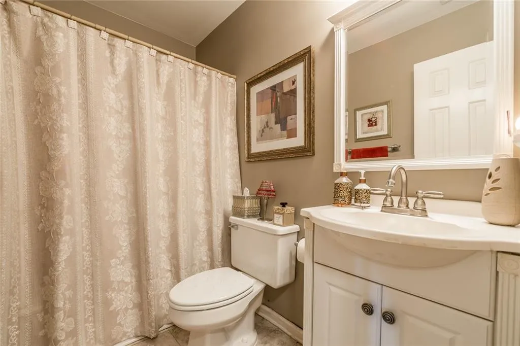 909 Hollyfax Circle, Sandy Springs, Georgia 30328, 2 Bedrooms Bedrooms, ,2 BathroomsBathrooms,Residential,Sold,909 Hollyfax Circle,6561440