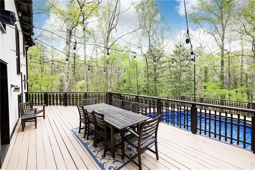 Deck with outdoor dining space