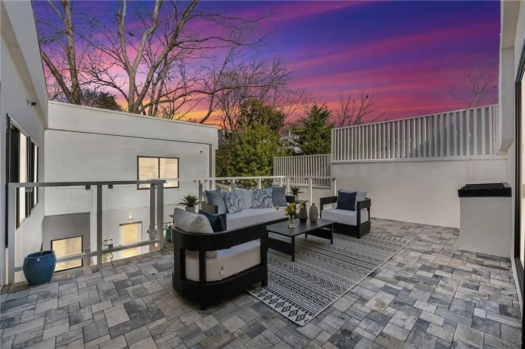 Virtual twilight of the upper breakfast patio