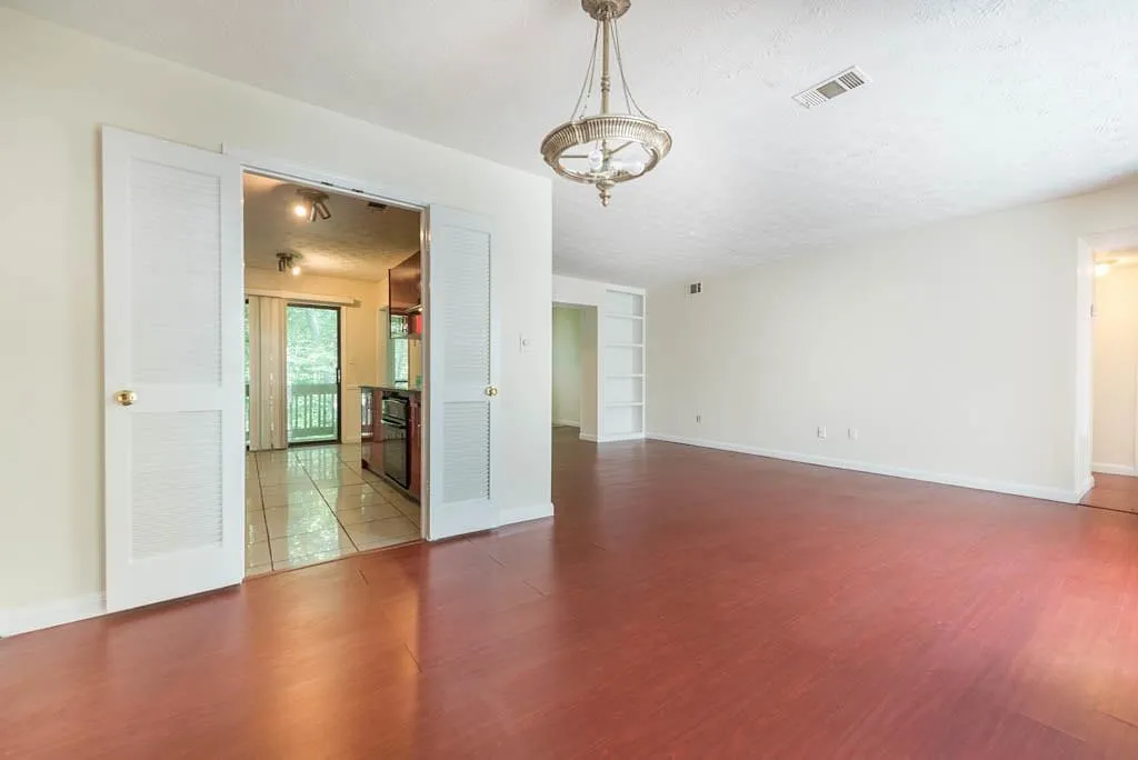 8740 Roswell Road Unit 4b, Atlanta, Georgia 30350, 2 Bedrooms Bedrooms, ,2 BathroomsBathrooms,Residential,Sold,8740 Roswell Road Unit 4b,5871787