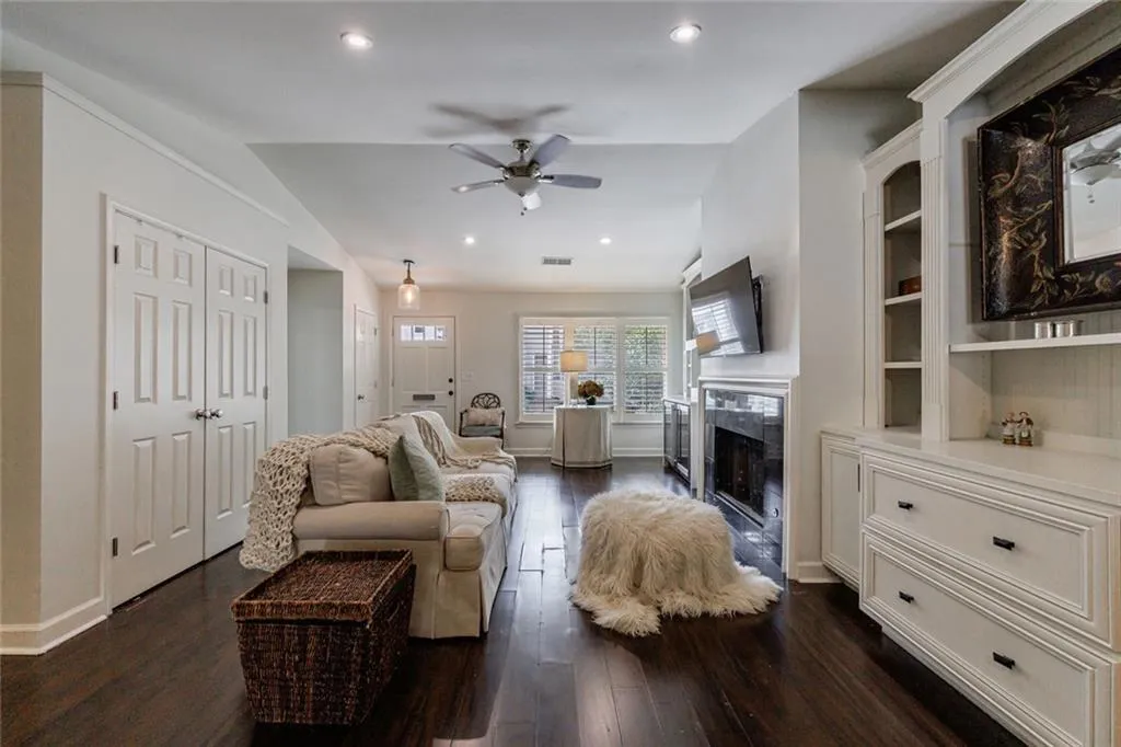 1836 S Garden Court Ne, Brookhaven, Georgia 30319, 2 Bedrooms Bedrooms, ,2 BathroomsBathrooms,Residential,For Sale,1836 S Garden Court Ne,7666245