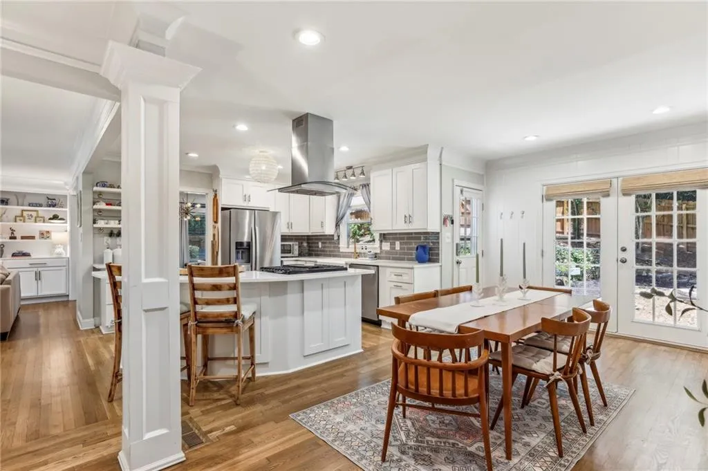 Eat-in kitchen