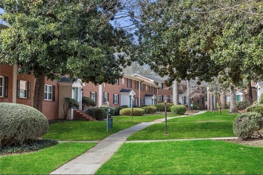 View of home's community with a residential view and a yard