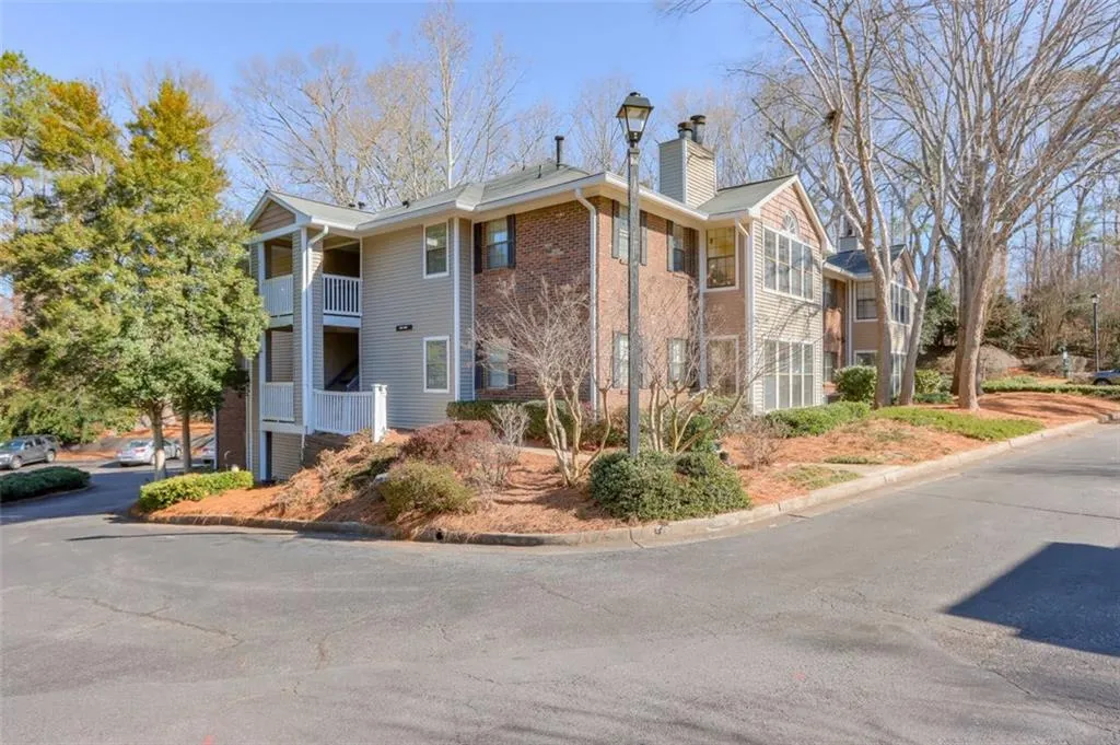 405 Barrington Hills Drive, Sandy Springs, Georgia 30350, 2 Bedrooms Bedrooms, ,2 BathroomsBathrooms,Residential,Sold,405 Barrington Hills Drive,6847193