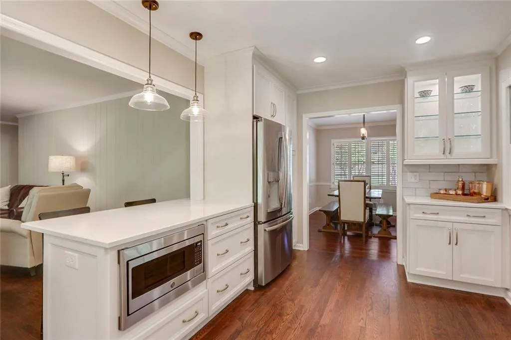 700 Starlight Lane, Atlanta, Georgia 30342, 3 Bedrooms Bedrooms, ,2 BathroomsBathrooms,Residential,Sold,700 Starlight Lane,6880158