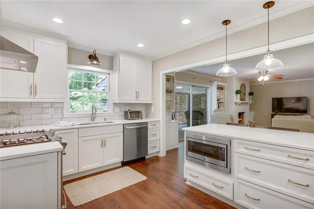 700 Starlight Lane, Atlanta, Georgia 30342, 3 Bedrooms Bedrooms, ,2 BathroomsBathrooms,Residential,Sold,700 Starlight Lane,6880158