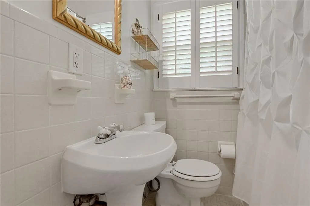 700 Starlight Lane, Atlanta, Georgia 30342, 3 Bedrooms Bedrooms, ,2 BathroomsBathrooms,Residential,Sold,700 Starlight Lane,6880158