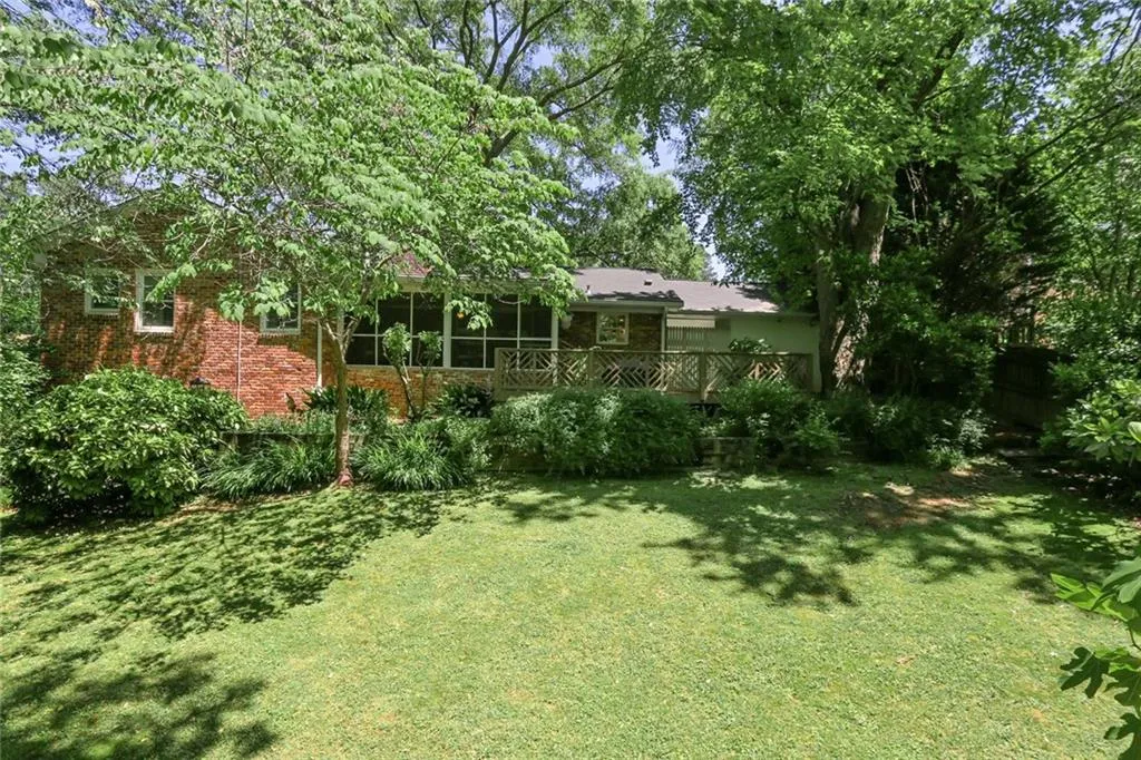 700 Starlight Lane, Atlanta, Georgia 30342, 3 Bedrooms Bedrooms, ,2 BathroomsBathrooms,Residential,Sold,700 Starlight Lane,6880158