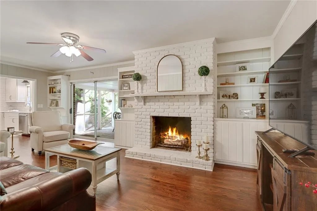 700 Starlight Lane, Atlanta, Georgia 30342, 3 Bedrooms Bedrooms, ,2 BathroomsBathrooms,Residential,Sold,700 Starlight Lane,6880158