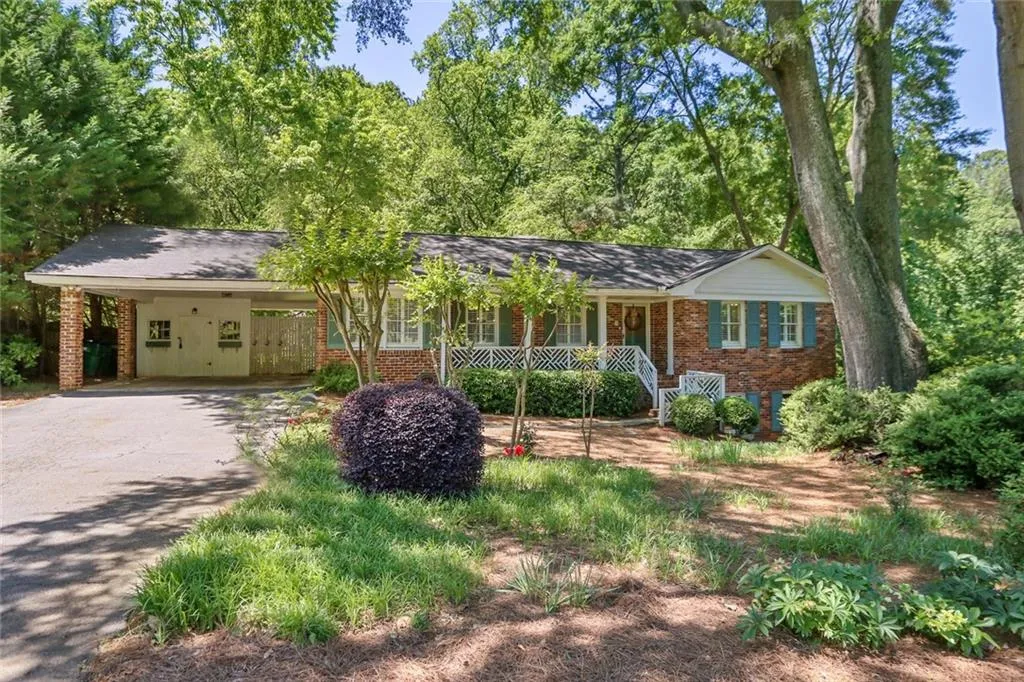 700 Starlight Lane, Atlanta, Georgia 30342, 3 Bedrooms Bedrooms, ,2 BathroomsBathrooms,Residential,Sold,700 Starlight Lane,6880158