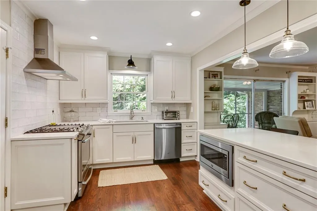 700 Starlight Lane, Atlanta, Georgia 30342, 3 Bedrooms Bedrooms, ,2 BathroomsBathrooms,Residential,Sold,700 Starlight Lane,6880158
