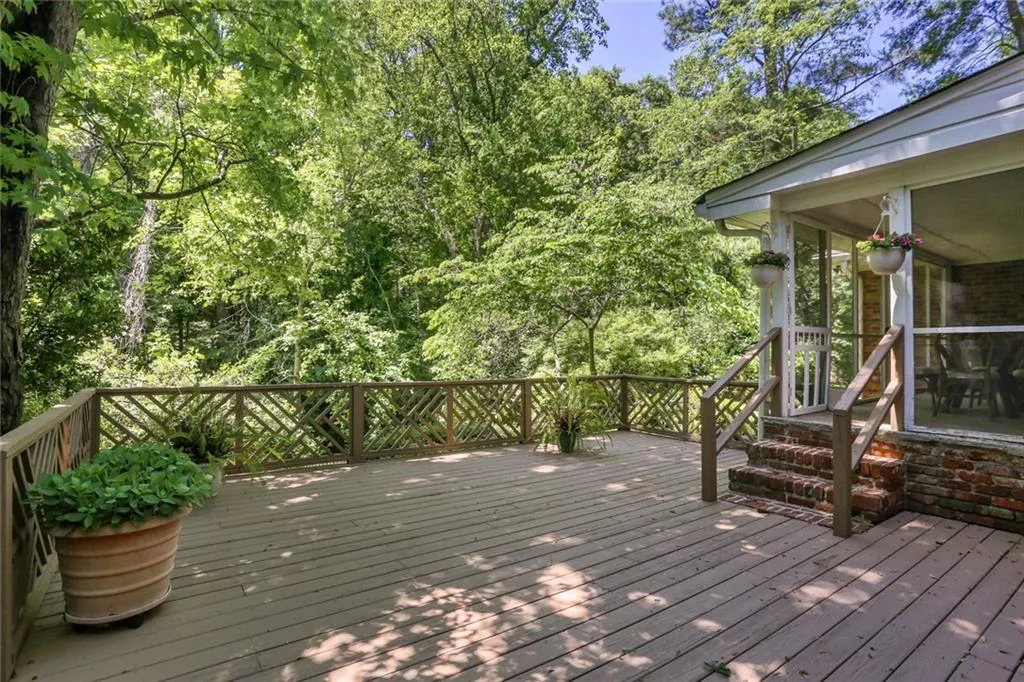 700 Starlight Lane, Atlanta, Georgia 30342, 3 Bedrooms Bedrooms, ,2 BathroomsBathrooms,Residential,Sold,700 Starlight Lane,6880158