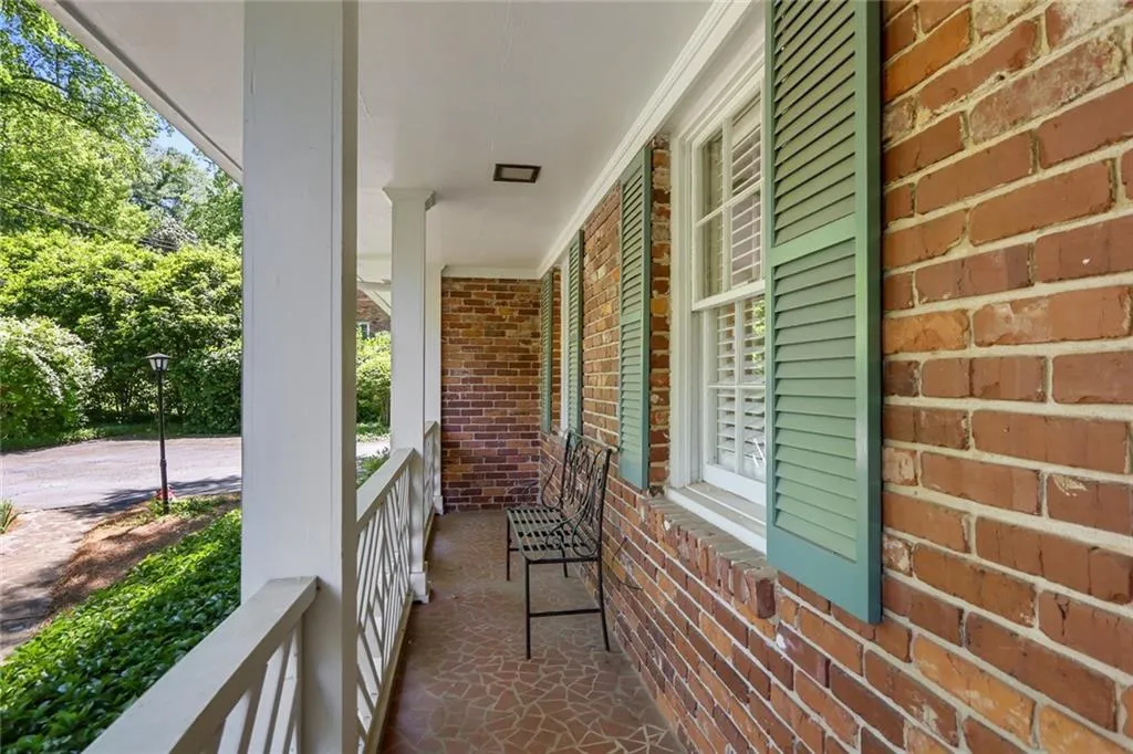 700 Starlight Lane, Atlanta, Georgia 30342, 3 Bedrooms Bedrooms, ,2 BathroomsBathrooms,Residential,Sold,700 Starlight Lane,6880158