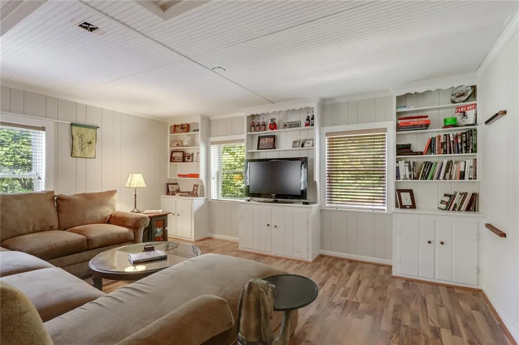 700 Starlight Lane, Atlanta, Georgia 30342, 3 Bedrooms Bedrooms, ,2 BathroomsBathrooms,Residential,Sold,700 Starlight Lane,6880158