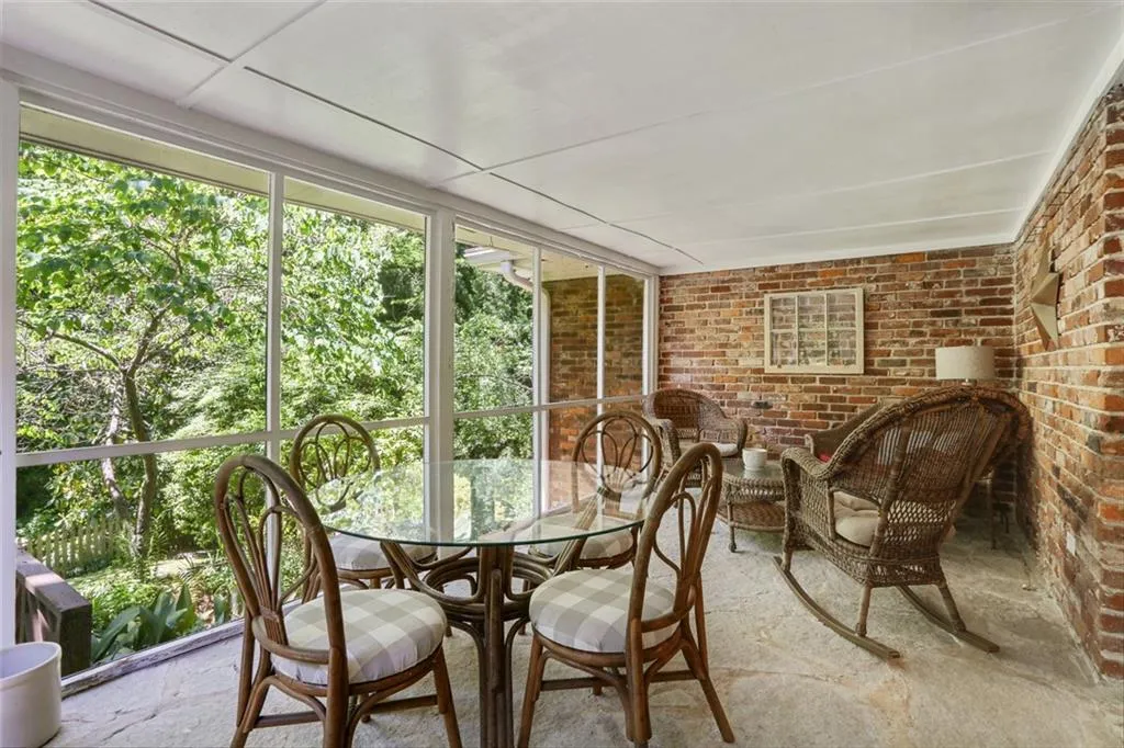 700 Starlight Lane, Atlanta, Georgia 30342, 3 Bedrooms Bedrooms, ,2 BathroomsBathrooms,Residential,Sold,700 Starlight Lane,6880158