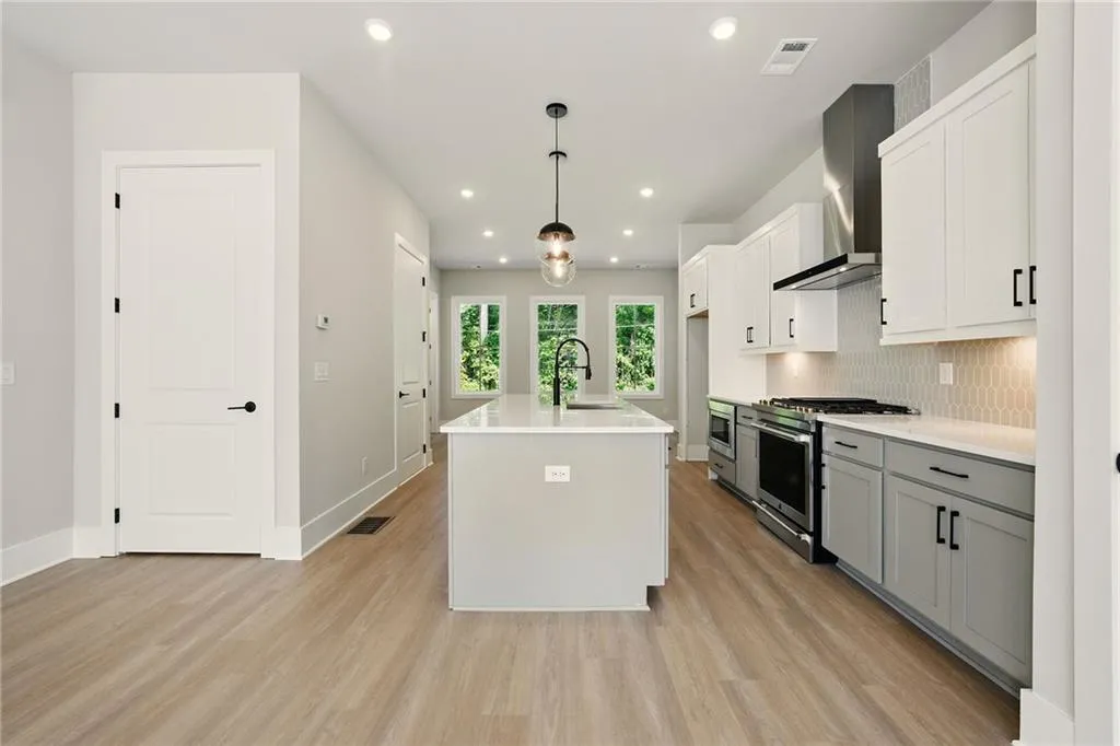 2202 Carlton Court Unit 7, Atlanta, Georgia 30318, 3 Bedrooms Bedrooms, ,3 BathroomsBathrooms,Residential,For Sale,2202 Carlton Court Unit 7,7576313