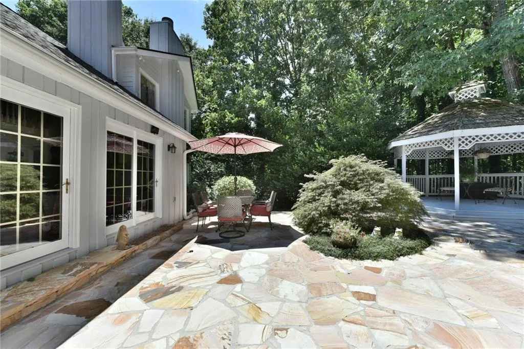 9255 Huntcliff Trace, Sandy Springs, Georgia 30350, 5 Bedrooms Bedrooms, ,5 BathroomsBathrooms,Residential,Sold,9255 Huntcliff Trace,5886076
