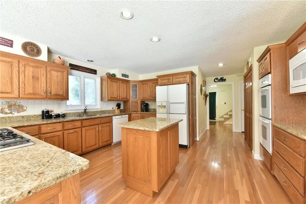 9255 Huntcliff Trace, Sandy Springs, Georgia 30350, 5 Bedrooms Bedrooms, ,5 BathroomsBathrooms,Residential,Sold,9255 Huntcliff Trace,5886076