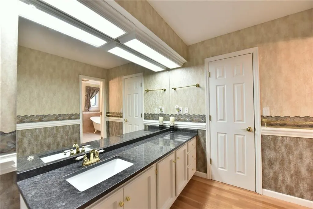 9255 Huntcliff Trace, Sandy Springs, Georgia 30350, 5 Bedrooms Bedrooms, ,5 BathroomsBathrooms,Residential,Sold,9255 Huntcliff Trace,5886076