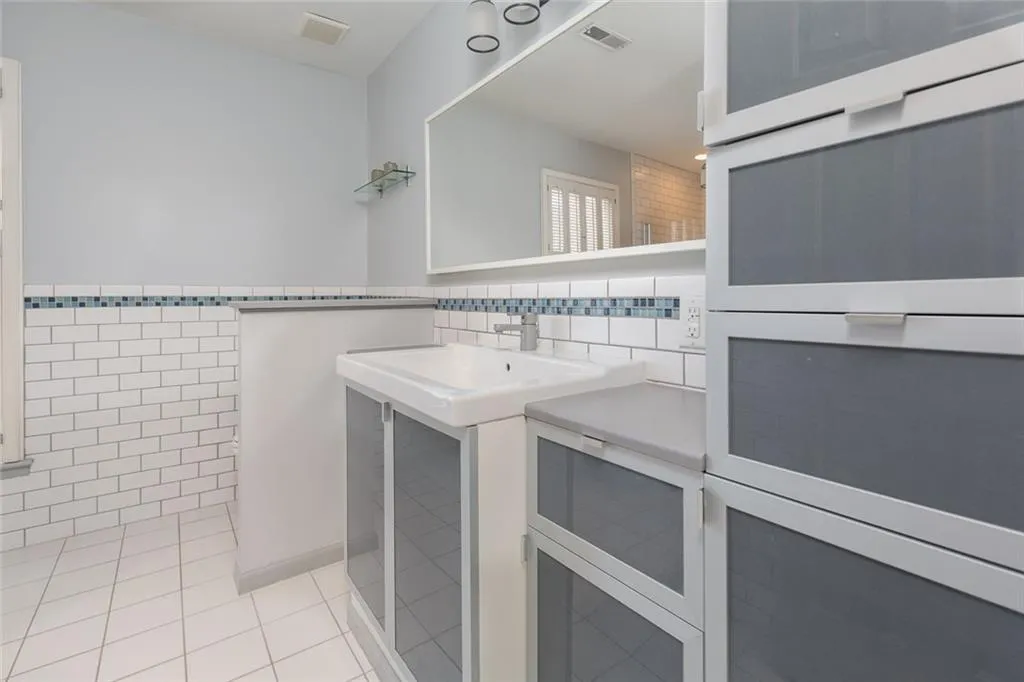 712 Garden Court, Sandy Springs, Georgia 30328, 2 Bedrooms Bedrooms, ,2 BathroomsBathrooms,Residential,Sold,712 Garden Court,6853310