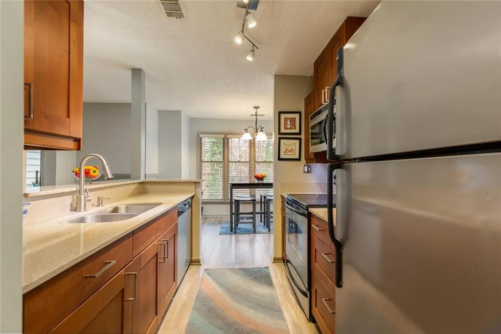 712 Garden Court, Sandy Springs, Georgia 30328, 2 Bedrooms Bedrooms, ,2 BathroomsBathrooms,Residential,Sold,712 Garden Court,6853310