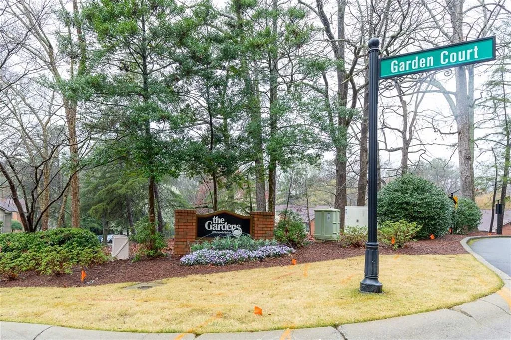 712 Garden Court, Sandy Springs, Georgia 30328, 2 Bedrooms Bedrooms, ,2 BathroomsBathrooms,Residential,Sold,712 Garden Court,6853310