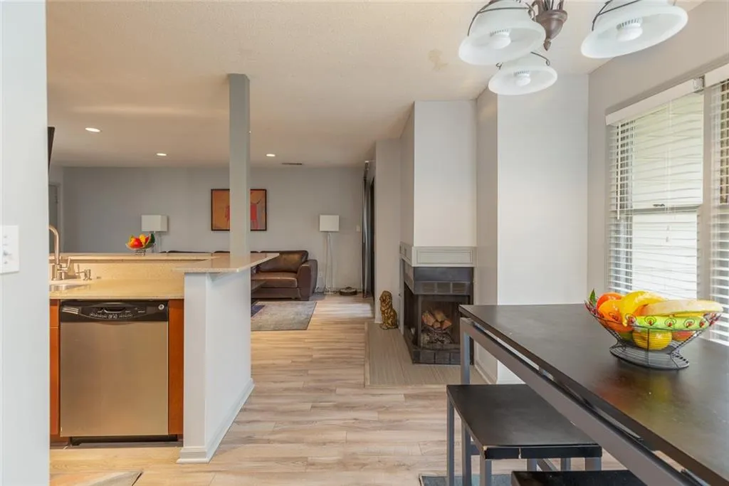 712 Garden Court, Sandy Springs, Georgia 30328, 2 Bedrooms Bedrooms, ,2 BathroomsBathrooms,Residential,Sold,712 Garden Court,6853310