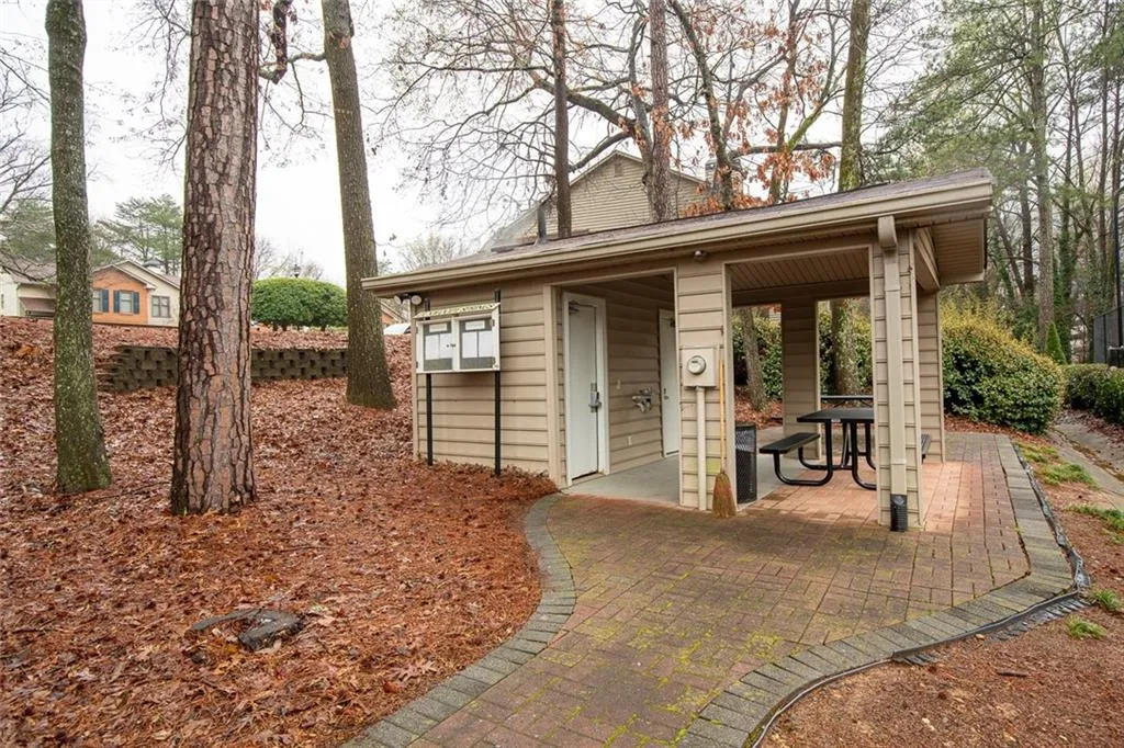 712 Garden Court, Sandy Springs, Georgia 30328, 2 Bedrooms Bedrooms, ,2 BathroomsBathrooms,Residential,Sold,712 Garden Court,6853310