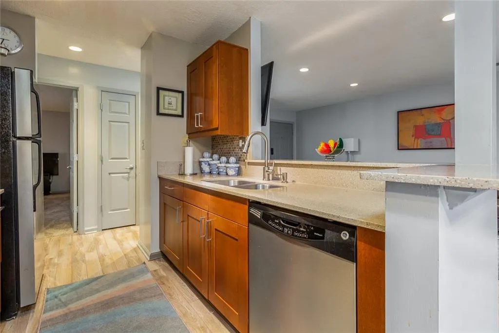 712 Garden Court, Sandy Springs, Georgia 30328, 2 Bedrooms Bedrooms, ,2 BathroomsBathrooms,Residential,Sold,712 Garden Court,6853310