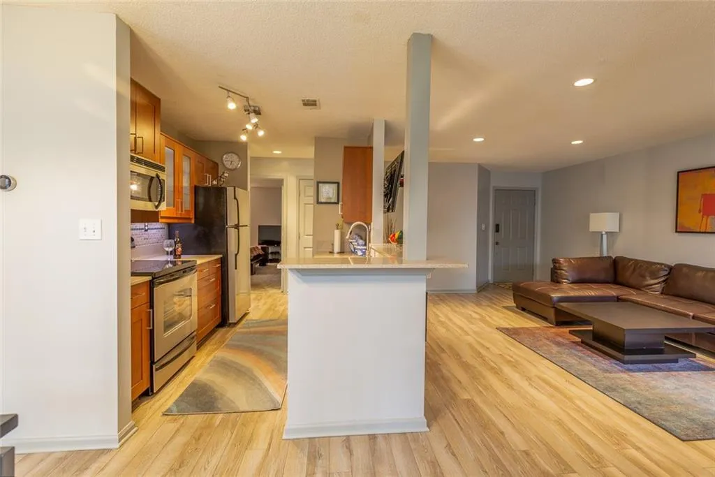 712 Garden Court, Sandy Springs, Georgia 30328, 2 Bedrooms Bedrooms, ,2 BathroomsBathrooms,Residential,Sold,712 Garden Court,6853310