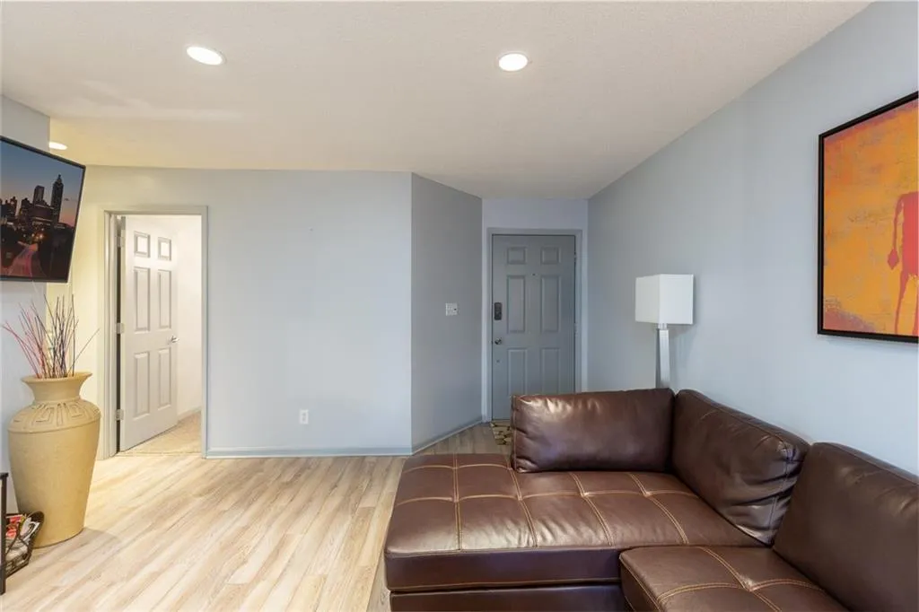 712 Garden Court, Sandy Springs, Georgia 30328, 2 Bedrooms Bedrooms, ,2 BathroomsBathrooms,Residential,Sold,712 Garden Court,6853310